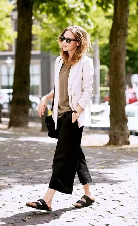 How To Wear Birkenstock, Cocktail Outfits, How To Wear Culottes, Casual Chique Stijl, White Blazers, Light Blazer, Birkenstock Outfit, Robes Vintage, Office Outfit