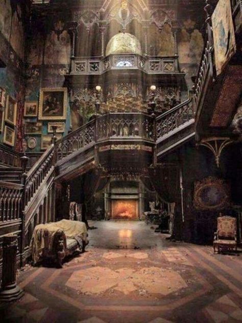 Interior of an abandoned Victorian mansion Old Victorian Homes Interior, Victorian Homes Interior, Old Mansions Interior, Casa Fantasy, Unusual Architecture, Mansion Aesthetic, Manor Homes, Old Victorian Homes, Ancient Houses