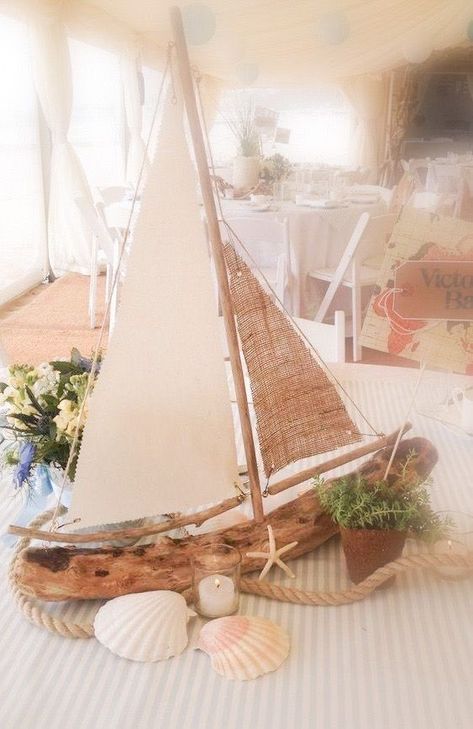 Sailboat Centerpiece, Nautical Centerpiece, Summer Wedding Centerpieces, Driftwood Centerpiece, Diy Beach Wedding, Driftwood Diy, Decoration Vitrine, Driftwood Projects, Beach Diy