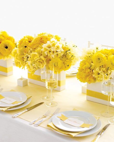 Wedding Decorations Yellow, Yellow Place Setting, Yellow Wedding Centerpieces, Yellow Wedding Decorations, Yellow Centerpieces, Summer Color Palettes, Spring Wedding Outfit, Yellow Tablecloth, Yellow Wedding Theme