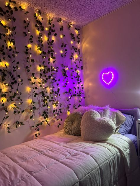 #dormroom #purpleroom #collegedorm #dormdecor #roominsp Dorm Room Purple, Purple Dorm Room Ideas, Green Dorm Room, Purple Dorm Rooms, Purple Dorm, White Dorm Room, Dorm Room Themes, Dorm Themes, Freshman Dorm