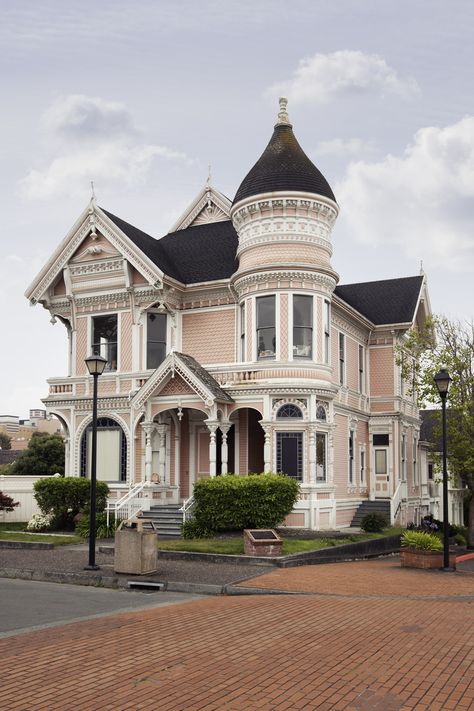 Old victorian house called the "Pink Lady" built in 1889 in Eureka, California. Victorian Architecture, Pink Victorian House, Old Victorian House, Old Victorian Homes, Victorian Style House, Pink Victorian, Victorian Style Homes, Pink House, Pink Houses