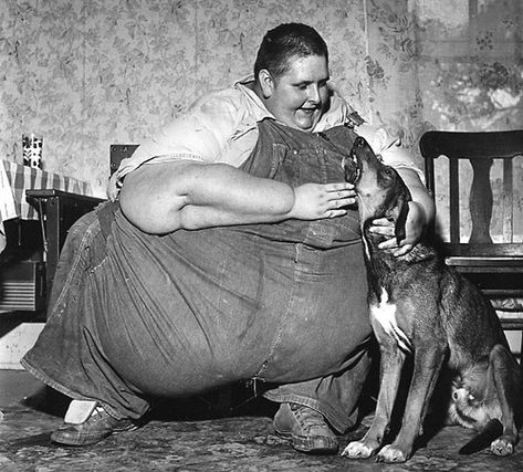 Human Oddities, Vintage Circus, Carb Diet, World Records, What Is Life About, Guinness, Diet Plan, Vintage Photos, A Dog