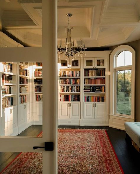 Lots Of Books, Home Libraries, Dream Apartment, Dream House Interior, House Goals, Home Library, Pretty House, Dream Rooms, Book Shelf