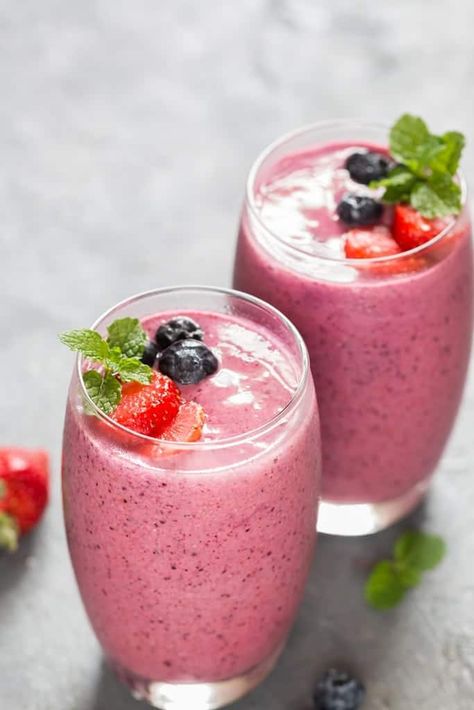 Banana Apple Smoothie, Resep Smoothie, Mixed Berry Smoothie, Berry Smoothie Recipe, Protein Smoothies, Smoothie King, Smoothie Mix, Summer Breakfast, Strawberries Blueberries