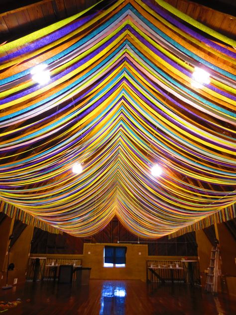 Streamer Decorations Ideas Ceilings, Party Streamers Ceiling, Streamer Staircase Decor, Party Streamer Ideas Ceilings, Fringe Ceiling Decor Wedding, Streamer Ceiling, Cafe Ceiling, Summer Rooms, Party Ceiling Decorations