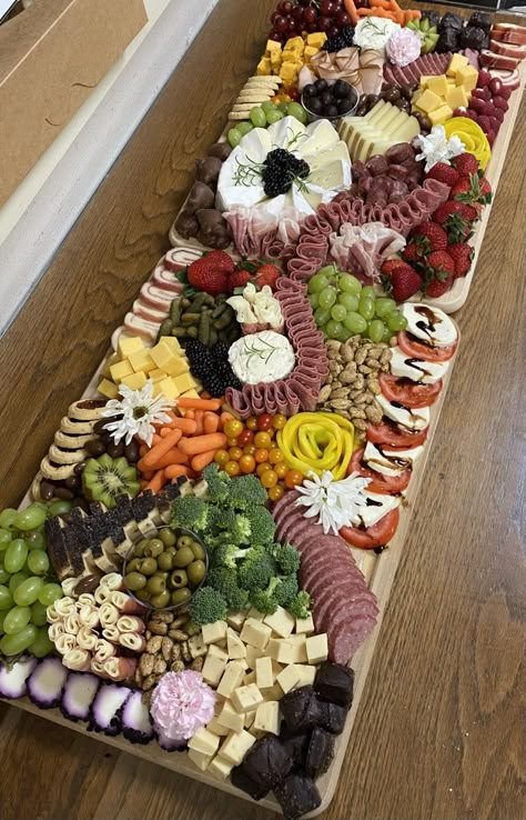 Big Cheese Board, Charcuterie Food, Charcuterie Board Meats, Slasher Horror, Horror Party, Party Food Buffet, Catering Ideas Food, Charcuterie Inspiration, Charcuterie Board Ideas