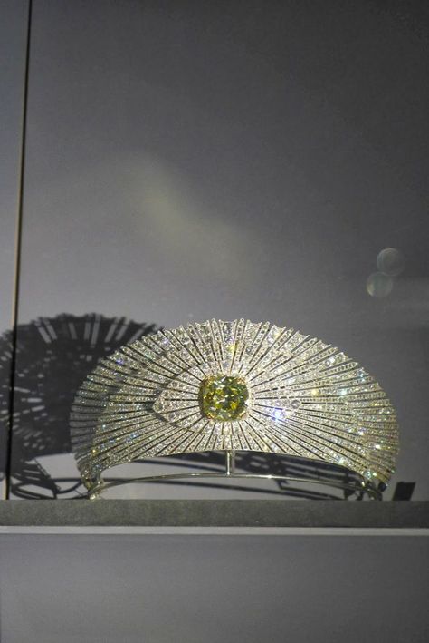 Cartier's sunburst tiara at the Paris exhibition 2012-2013 Cartier Tiara, Crown Handmade, Royal Crowns, Beautiful Tiaras, Royal Tiaras, Diamond Tiara, Silver Crown, Bandeaus, Royal Jewels