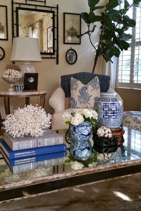 Attractive coffee table decor Blue And White Decor, Styl Hampton, Blue And White Living Room, Tafel Decor, Asian Homes, Blue White Decor, Asian Home Decor, Coffee Table Styling, Village House