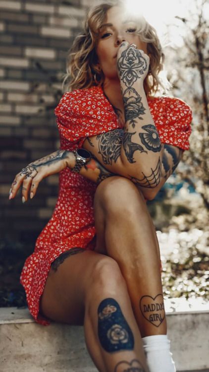 A woman who rocks a sundress with tattoos. Fur Sweatshirt, Tattoed Women, Fur Hood Coat, Winter Outerwear, Tattoo Model, Tattoo Models, Inked Girls, Beautiful Tattoos, Motogp