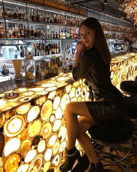 Instagram Bar Photos, Cassino Pictures, Nice Restaurant Outfit Winter, Rooftop Bar Picture Ideas, Club Poses Instagram, Bar Poses Instagram, Sitting At Bar Pose Reference, Sitting At Bar Pose, Club Poses Night