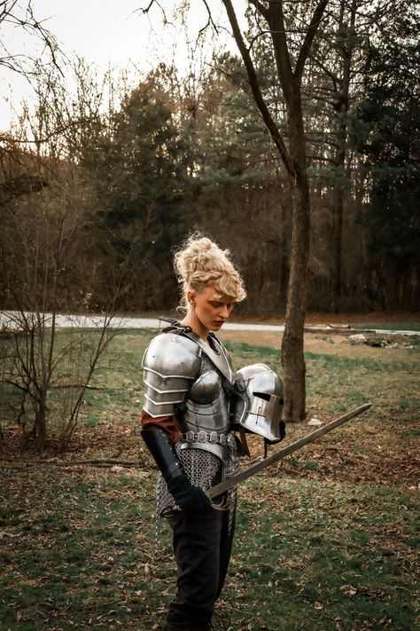 Lady Knight Outfit, Ren Faire Armor Women, Ren Faire Knight Woman, Knight Core Aesthetic, Knightcore Fashion, Knightcore Aesthetic Outfits, Artober 2023, Knight Ren Faire, Knightcore Aesthetic