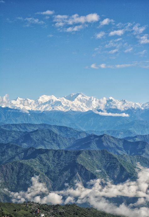 India, West Bengal Darjeeling. Mountains In India, Travel In India, Himalayas Mountain, Cowboy Stuff, Touch The Sky, Scenic Travel, Space Cowboy, Morning View, Darjeeling