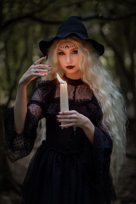 Witch vibes witch with candle and flame long blonde hair Witchy Photoshoot, Dark Beauty Fashion, Netflix Horror, Boho Witch, Witch Photos, Gothic Photography, Horror Series, Witch Coven, Dark Beauty Photography