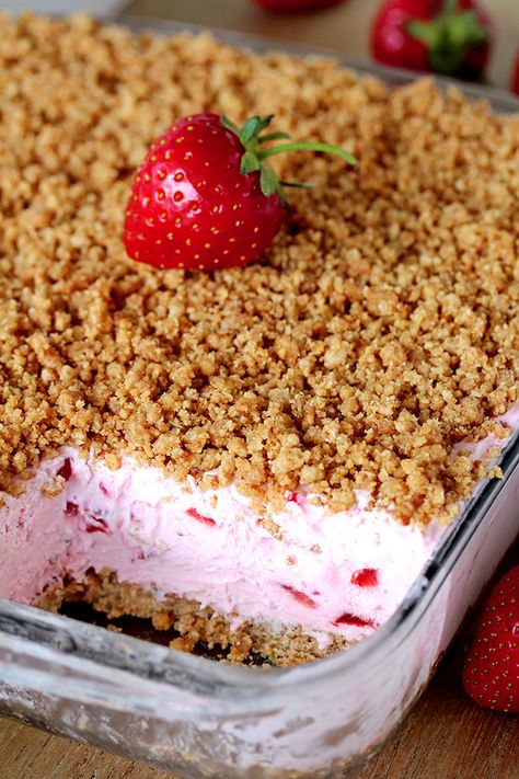 Frozen Strawberry Desserts, Hemgjord Glass, Easy Strawberry Desserts, Biscuits Graham, Frozen Strawberry, Strawberry Dessert, Easy Strawberry, Diet Vegetarian, Dessert Bar