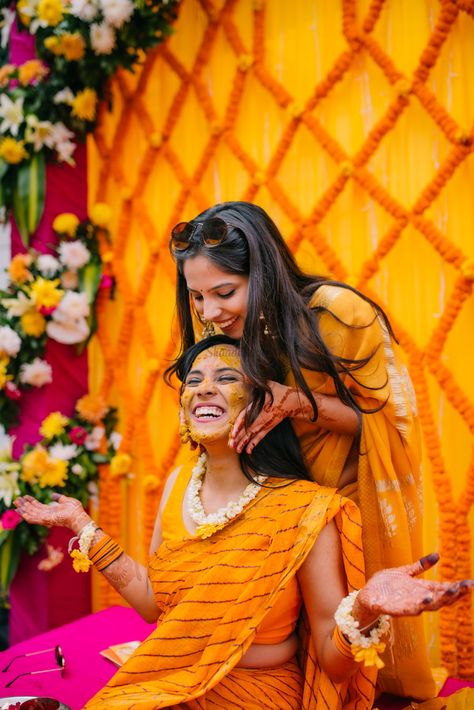 Photos With Sister, Haldi Photos, Haldi Shoot, Sisters Photography Poses, Haldi Poses For Bride, Haldi Photoshoot, Bridesmaid Poses, Indian Bride Poses, Indian Bride Photography Poses