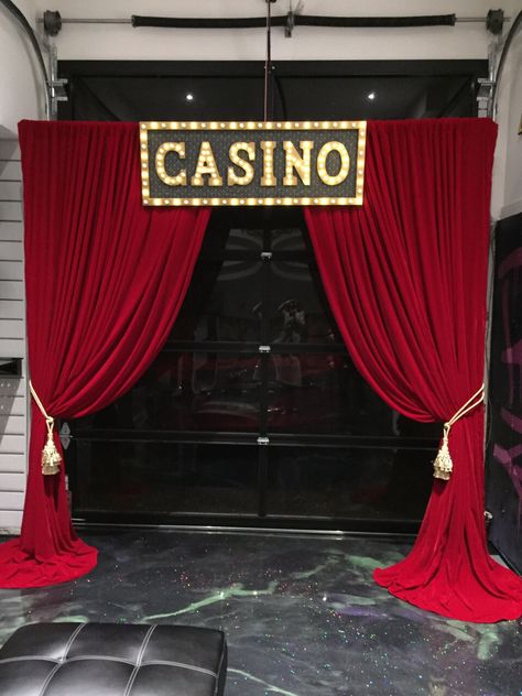 Casino Gala Theme, Casino Sign Diy, Casino Party Ideas Diy, Casino Nights Theme Party, Las Vegas Backdrop, Casino Backdrop Ideas, Vegas Theme Decorations, Casino Royale Decorations, Vintage Vegas Party Decorations