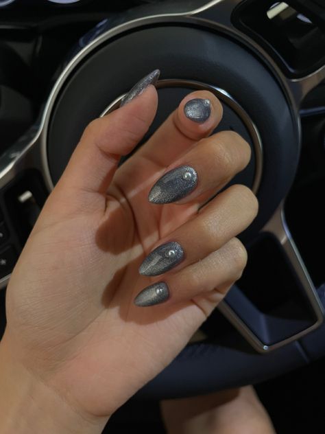 Uñas efecto ojo de gato con perlas blancas Nails Pearl, Grey Nails, Gray Nails, Nails, Grey