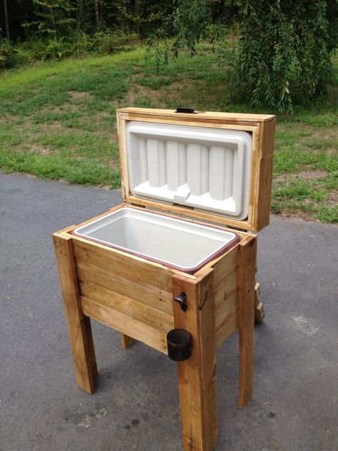 The wooden cooler my hubby made! Wooden Ice Chest, Pallet Cooler, Wood Cooler, Wooden Cooler, Diy Wood Pallet, Diy Cooler, Cooler Stand, Patio Cooler, Outdoor Cooler