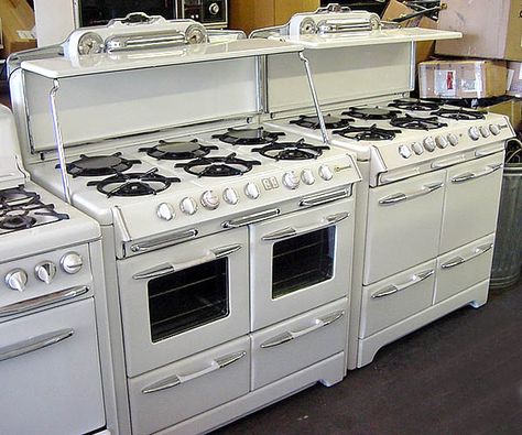 FOR SALE: Wedgewood stoves, refurbished vintage stoves, antique gas stoves, vintage restoration, antique appliance, vintage appliance, Estilo Cottage, Contemporary Kitchen Decor, Vintage Kitchen Appliances, Stoves For Sale, Retro Kitchens, Oven Stove, Old Stove, Vintage Style Kitchen, Retro Appliances