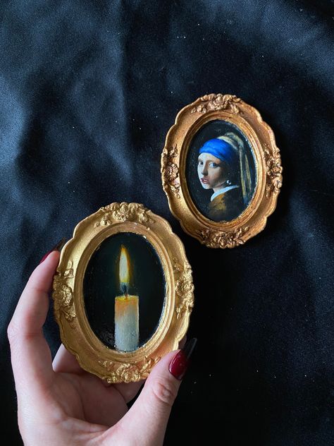 Candle & Mona Lisa Mini Oil Paintings"! 🎨🖼️ Perfectly sized for any space, "Candle & Mona Lisa Mini Oil Paintings" add an aura of elegance and sophistication to your surroundings. 🏠💖  Embrace the opportunity to own these exquisite miniatures and bring the magic of art into your life! 🌟🎉 This artwork is handpainted Original artwork one of a kind by Nesibe Nur Biçici. Size: 9x6cm Materials: oil colors, acrylic, gel pen brush, varnish,epoxy. - This beautiful hand painted original oil on frame Mini Framed Paintings, Miniature Oil Paintings, Small Oil Paintings, Mini Oil Painting, Miniature Paintings, Amazing Paintings, Framed Oil Painting, Clay Art Projects, Mini Paintings