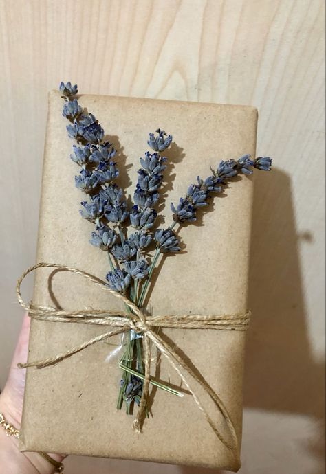 Cute Gift Wrapping Ideas Christmas Brown Paper, Gift Wrapping For Birthday, Birthday Wrapping Aesthetic, Wrapped Birthday Presents Aesthetic, Present Wrapping Ideas Birthday, Aesthetic Present Wrapping, Presents Aesthetic Birthday, Brown Paper Birthday Wrapping, Cute Wrapping Ideas Birthday