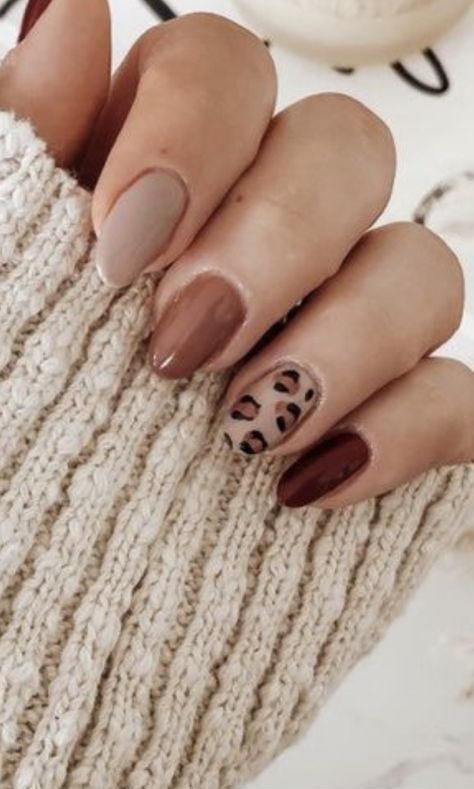 Gel Nails Animal Print, Bare Nails With Design, Safari Green Nails, Safari Nail Ideas, Brown Nail Designs Short, Tan And Brown Nails, Green And Tan Nails, Snow Leopard Nails, Tan Nude Nails