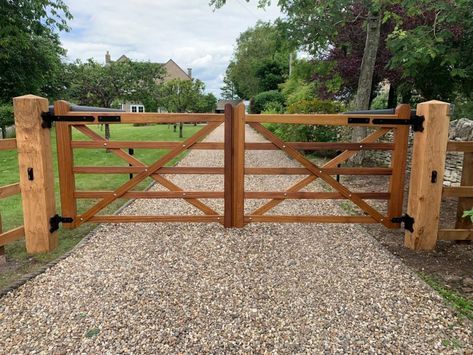 Electric Wooden Gates | Wooden Driveway Gates | TPS Electric Gates Farm Gate Driveway Entrance, Country Gates Driveway, Wooden Gate Driveway, Wooden Entrance Gates Driveway, Wooden Driveway Entrance, Gate On Sloped Driveway, Entry Fence And Gate, Farm Gate Entryway Ideas, Wooden Gate Designs Driveways