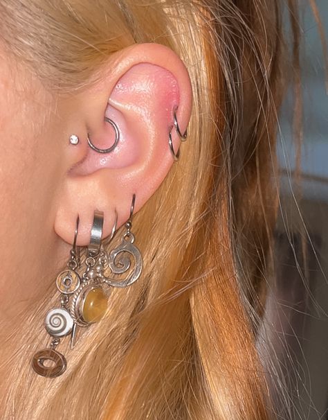 Piercings Ear Grunge, Elevated Lobe Piercing, Row Of Ear Piercings, Daith Tragus Helix Piercing, Pretty Piercings For Women, Silver Earring Ideas, Earring Stacking Ideas, Ear Piercing Styling Silver, Silver Piercing Ideas