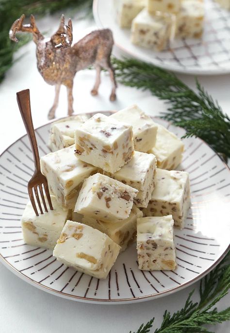 Cheese Fudge Recipe, Cream Cheese Fudge Recipe, Cream Cheese Fudge, Cheese Fudge, Cookies And Cream Fudge, Recipe With Cream Cheese, Cream Fudge, White Almond Bark, 3 Ingredient Cookies