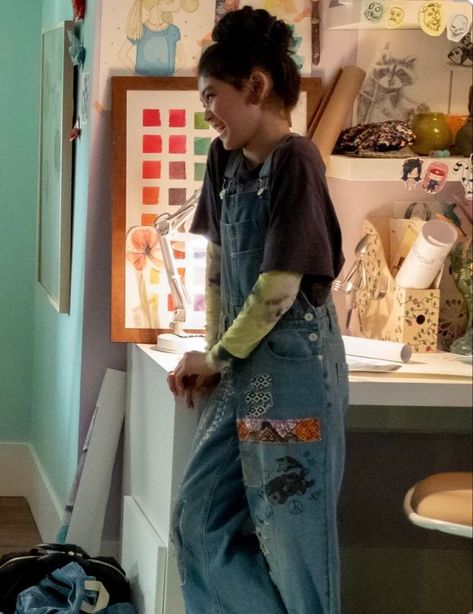 Art Overalls Outfit, Overalls And Headband, Overalls And Graphic Tee, Summer Overall Outfits Jeans, Claudia Outfits Bsc, Weird 80s Fashion, Painter Clothes Aesthetic, How To Improve Your Clothing Style, How To Dress Like Claudia Kishi