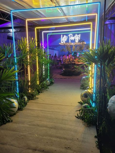 Fancy Backyard Party, Unique Photo Backdrop Ideas, Neon Event Decor, Miami Vice Decor, Night Club Theme Party Ideas, Party Venues Ideas, Neon Jungle Party, Selfie Wall Design, Nightclub Decoration