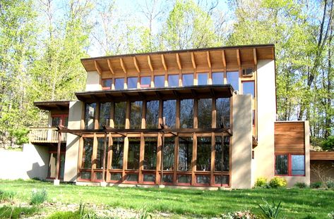 Case Study: Solar Space Heating in action - Lafayette, NJ - Two-story sunspace, mass concrete walls & floors, and earth-sheltering provide 65% of heat. Broad... Passive Solar House Plans, Solar House Plans, Eco Houses, Earth Sheltered Homes, Solar Home, Passive Solar Heating, Passive Solar Homes, Passive Solar Design, Solar Energy Diy