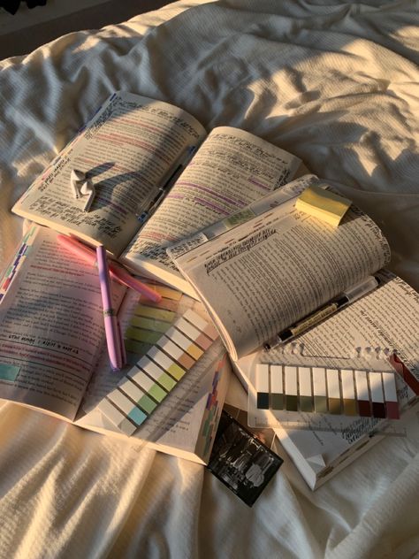 Book Annoting Aesthetic, Note Book Aesthetic, Studying Motivation Aesthetic, Notes Psychology, Aesthetic School Notes, Book Annotation Tips, Annotating Books, Annotated Books, Back To University