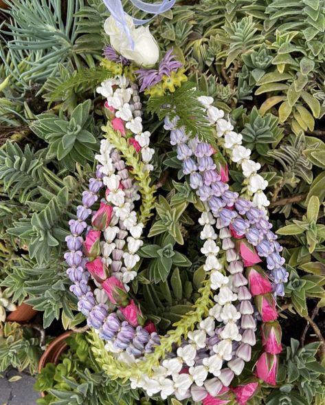 Crown Flower Lei, Haku Lei, Lei Making, Hawaiian Girl, Polar Opposites, Flower Lei, Hawaiian Lei, Crown Flower, Hawaiian Flower