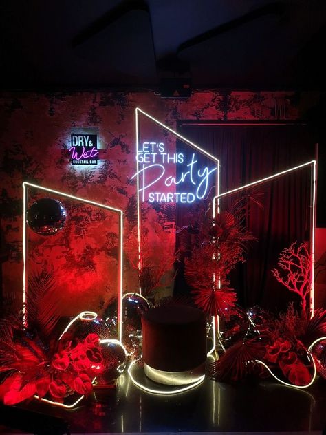 Images Victoriennes, Selfie Wall, Wedding Backdrop Design, Event Design Inspiration, Neon Party, Neon Wedding, Decoration Originale, Backdrop Design, Casino Theme