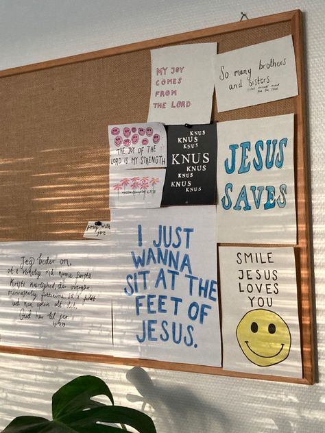 Christian Cork Board Ideas, Aesthetic Christian Decor, Christian Board Ideas, Christian Girl Bedroom, Jesus Room Decor, Prayer Board Ideas How To Make, Christian College Dorm, Prayer Corner Ideas Bedrooms Christian, Prayer Closet Ideas Decor