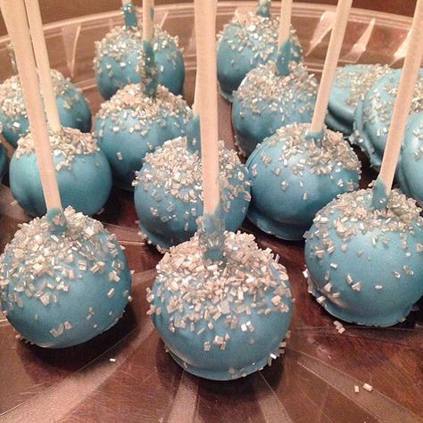 Frozen Cake Pops inspired by Anna & Elsa ❄️ by Meredith's Pop Shop. merespopshop@gmail.com Cake Pops Frozen Theme, Cake Pop Inspiration, Elsa Treats, Frozen Theme Cake Pops, Frozen Cake Pops Ideas, Elsa Desserts, Movie Cake Pops, Elsa Cake Pops, Frozen Cakepops