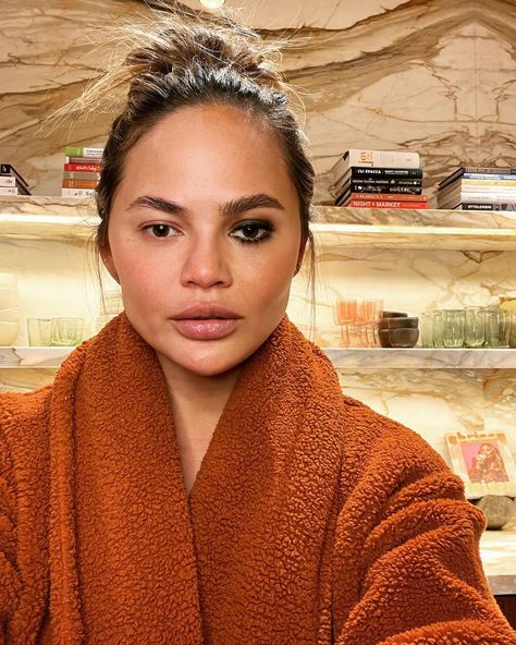 Chrissy Teigen Hair, With And Without Makeup, Chrissy Teigen Style, Tutorial Hairstyles, Celebs Without Makeup, Quick Braids, Hairstyles Cute, Pretty Braids, Short Hair Hairstyles