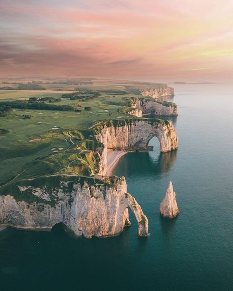 Falaise Etretat, Etretat France, Best Cameras For Travel, France Aesthetic, Travel Photography Inspiration, Normandy France, Rooftops, Pretty Places, Travel Inspo