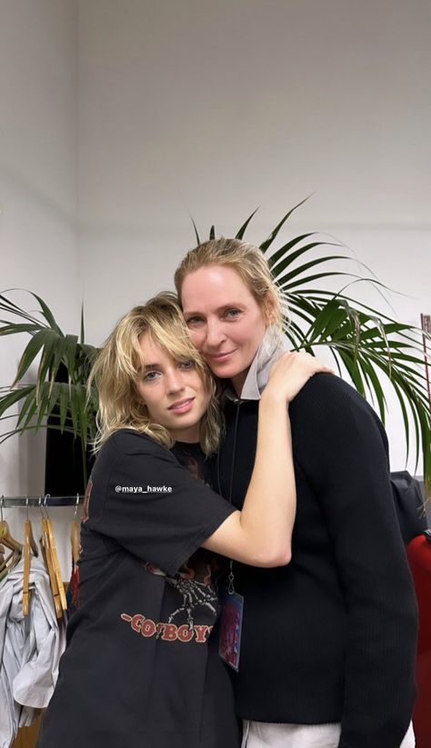 daily maya hawke on Twitter: "uma was at the show in milan tonight!!😭 https://t.co/Sbl8Q9o4HQ" / Twitter Maya Hawke, Uma Thurman, Jamie Campbell Bower, I Want To Cry, Badass Women, Her Music, Celebrity Crush, Pretty Woman, Music Artists