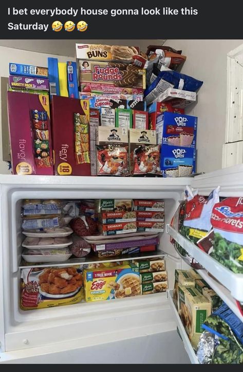 Grocery List Black People, Snacks For Room, Snack Pantry Goals, Snack Stash In Bedroom, Snack Closet, Snack Pantry, Snack Room, Freakshakes Recipe, Pantry Snacks