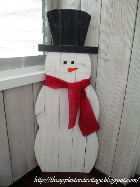 It's still winter, so the snowman is great for the front porch. Pallet Snowman Diy, Porch Snowman, Diy Snowman Crafts, Pallet Snowman, Snowman Diy, Snowman Crafts Diy, Wood Snowman, Wooden Snowman, Pallet Christmas