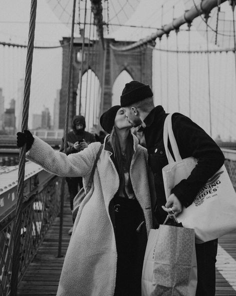 Gritty New York City Engagement Photos Couple Brooklyn Bridge, Brooklyn Bridge Picture Ideas, Nex York, New York Photo Ideas, Nyc Photo Ideas, New York Winter Outfit, Nyc Pics, New York City Pictures, Looks Adidas