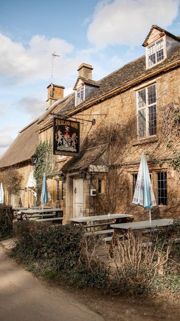 Elaine on Instagram: "The wonderfully cosy and atmospheric @falklandarms_great_tew in the unique village of Great Tew is one that should be on your ‘cosy pubs for autumn’ list. . My suggestion is you start with breakfast @quinceandcloveratgreattew a cafe of deliciousness housed in the old post office. . Then take a wander around the village which is full of chocolate-box cottages, many of them thatched and little lanes with beautiful vistas. . I combined my last visit to Great Tew with a visit @ Quaint Village Aesthetic, Cosy Pub Aesthetic, Small Town Pub Aesthetic, Bicester Village Aesthetic, Country Life Magazine, Country Living Uk, Oldest Pubs In London, Cotswold Villages, Old Post Office