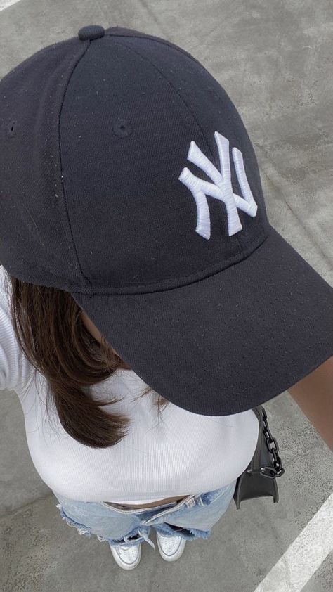 For Profile, Jockey Hat, Ny Cap, Ny Hat, Cap Outfit, Self Portrait Poses, Stylish Hoodies, Selfie Poses Instagram, Instagram Ideas Photography