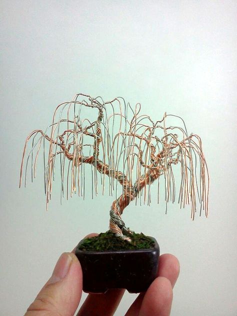 and this! :D a minni willow tree, how cute! :D how to make a wire jewelry tree | Miniature Wire Bonsai Trees by Ken To - The Beading Gem's Journal Bead Trees, Sculptures Sur Fil, Bonsai Wire, Wire Bonsai, Wire Sculptures, Jewelry Repurposed, Mini Bonsai, Fleurs Diy, Wire Tree Sculpture