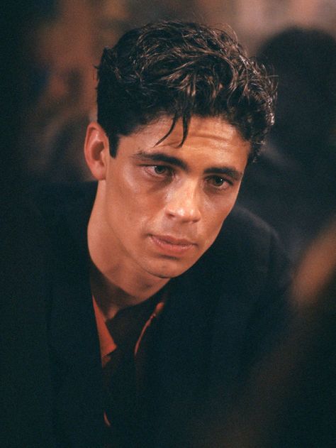 Benicio Del Toro Young, 90s Haircut Men, License To Kill, Script Ideas, 90s Hairstyles Men, 90s Haircuts, 90s Men, Medium Curly Hair Styles, 90s Hairstyles