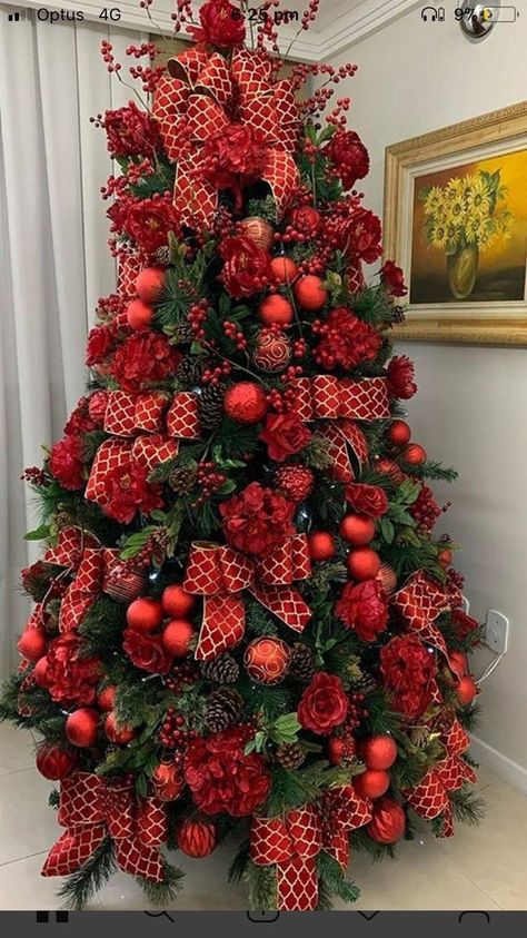 Pointsetta Christmas Tree, Red Xmas Tree Decorating Ideas, Red Christmas Tree Decorations, Poinsettia Christmas Tree, Christmas Tree Decorations Ribbon, Christmas Tree Decorated, Red And Gold Christmas Tree, Gold Christmas Tree Decorations, Red Christmas Decor