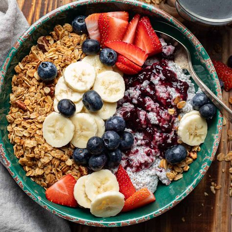 First Watch Chia Pudding Bowl (Superfood Recipe) Chia Pudding Bowl, Chia Pudding Coconut Milk, Superfood Bowl Recipes, Chia Pudding Breakfast, Superfood Bowl, Healthy Breakfast Bowl, Acai Bowls Recipe, Breakfast Pastry, Chia Seed Recipes Pudding